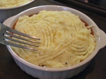 step10: 取適量<span class="group_1">馬鈴薯泥</span>覆蓋於肉醬上，表面以刮刀鋪平或用叉子刻劃線條