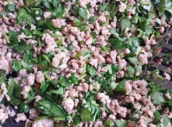 step3: 加泰國青檸汁，轉大火加入香茅、指天椒及檸檬葉炒勻。