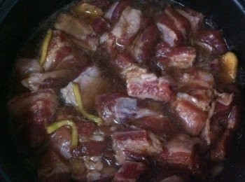 step4: 約半小時後攪拌一下排骨，再關上煲蓋。