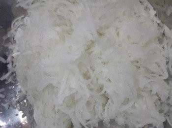 step3: 蘿蔔去皮，刨絲(刨出來的水份留起備用)