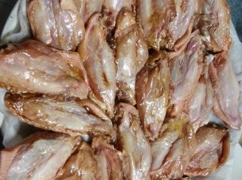 step4: 光波爐預熱220c高架3分鐘,用碟舖上<a href="https://bit.ly/3zHU5V3" target="_blank" data-keyword="雞翼" class="guide-link"><strong>雞翼</strong></a> <span style="display:inline-block;vertical-align:middle;margin-top:-3px;color:initial;border-radius:3px;padding:2px 3px;font-size:12px;line-height:14px;background:#87d300;color:#fff;">即買</span> 