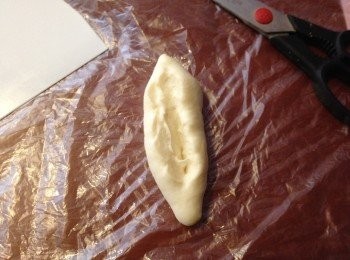 step6: 用剪刀剪開中間部分