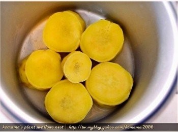 step2: 地瓜洗淨後，削去地瓜皮，分切成數大塊，用電鍋蒸熟備用。