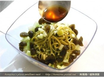 step8: 最後依個人喜好倒入日式昆布醬油與些許辣油。