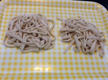 step2: 用手掌按壓麵團5分鐘。(可用壓麵機代替)
如用壓麵機重覆放入壓平三次。
把麵團壓薄再用刀切成喜愛的闊度,便成麵條。