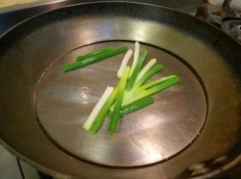 step3: 將炸好的肉丸放置餐巾紙上吸油備用。