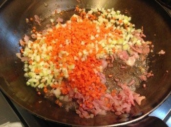 step3: 熱鍋將培根炒香，放入蔬菜丁、鮮奶油拌炒。