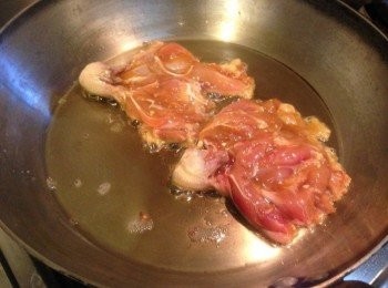 step5: 另起鍋將作法2的雞肉煎熟放於麵上，淋上作法4醬料即可。