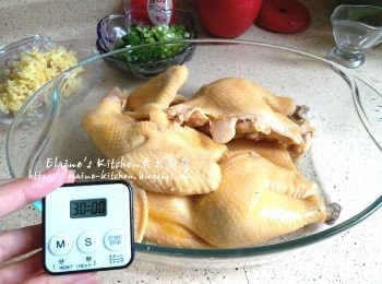 step19: 將麻油及鹽焗雞粉拌勻 , 均勻地塗上雞的表面 , 靜待30分鐘後切件