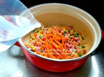 step5: 煲內放入貝殼粉 , 火腿粒 , 雜豆及甘旬絲 , 加入1000ml水拌勻用中火煮滾