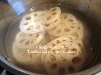 step1: 將蓮藕切片大約3-4mm，放入煲內加入適量水蓋過蓮藕然後加入1-2湯匙醋、鹽1/2湯匙煲大約10分鐘。