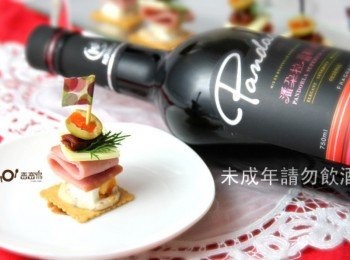 step7: 火腿起司派對小點組合完成，別忘了要一口小點心，一口潘朵拉頂級紅酒喔。