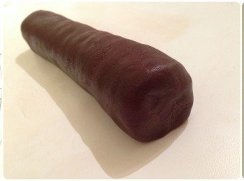 step1: 在一個大碗裡將中筋麵粉,可可粉,小蘇打粉及鹽混合。將奶油用電動攪拌器打到滑順，加入糖及香草精用高速再打一分鐘。用刮刀把旁邊的奶油刮下，最後再加入蛋白攪拌。最後加到麵粉裡攪拌均勻混合成麵糰。將麵糰放到平台上，用手輕揉至如圖的長條狀（約23公分長）。小心包覆到錫箔紙裡，放到冰箱裡數小時冷卻。