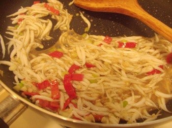 step3: 4.然後嗆入米酒ˊ薄鹽醬油ˊ並<span class="group_2">調味</span>