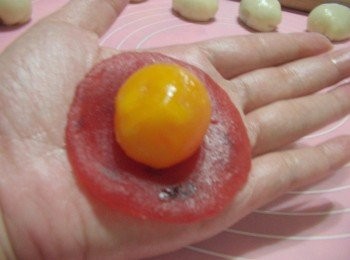 step4: 4.蔓越莓分為12份ˊ一一滾圓壓扁(如水餃皮狀)ˊ包上鹹蛋黃備用