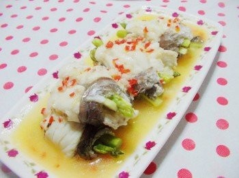 step10: 最後將醬汁均勻淋在魚卷上就完全囉~