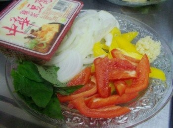 step1: 步驟1先準備好所需<span class="group_1">材料</span>ˊ並將<span class="group_1">材料</span>切成所需大小