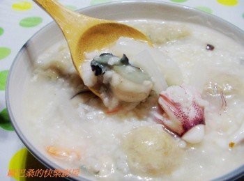 step6: 粥的稠度適中ˊ蘿蔔清甜ˊ海鮮味美ˊ加上其他豐富食材ˊ 真的是自己動手做才能這樣不惜成本。 蘿蔔我切條狀ˊ沒用刨刀ˊ這樣會比較有口感。 食材配料ˊ只要自己喜歡也方便取得即可ˊ不一定要照歐巴桑的ˊ 冷冷的天ˊ為家人準備一鍋粥ˊ 相信大家能吃的大大滿足喔~~