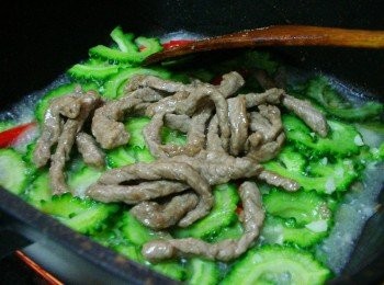 step6: 苦瓜拌炒完成前再將步驟3的牛肉回鍋ˊ加入<span class="group_3">調味</span> 並快速拌炒均勻即可