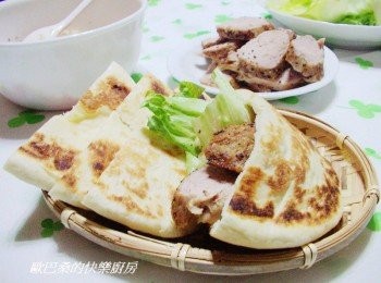 step10: 試試看哦ˊ真的簡單方便ˊ不要讓一堆搭配材料嚇到ˊ 因為怕大家不清楚所以我將調味都標示了ˊ 但ˊ真的可以依喜好方便ˊ靈活運用的。 PS:口袋餅完成自然會成中空狀ˊ除非餅皮沒烙熟ˊ 或在麵皮上搓了洞讓它無法膨起來。