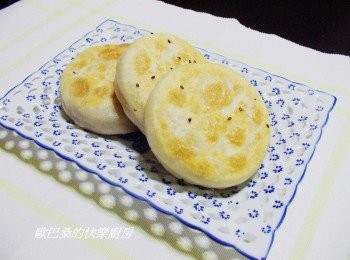 step7: 因為家裡有小朋友泡牛奶用的溫水ˊ所以我直接拿來揉麵ˊ 如果不知道水溫ˊ就用燙麵法來製作ˊ 先下一部份滾水ˊ再加冷水揉成團。 除了牛肉ˊ<span class="group_2">餡料</span>不局限ˊ任何喜歡的ˊ 都能拿來變化運用ˊ喜歡的趕緊試試看喔。