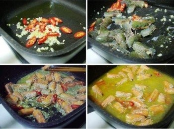 step3: 煮義大利麵同一時間ˊ另外熱鍋ˊ加入1.5大匙橄欖油爆香蒜末和辣椒ˊ 然後加入蝦頭炒出香氣ˊ並隨意添入白酒ˊ將酒精成份蒸發後ˊ 再加入酌量煮麵水ˊ將蝦頭鮮味熬煮開來ˊ然後取出蝦頭。