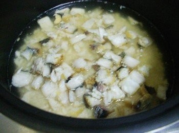 step4: 放入和米1:1的水ˊ和風昆布醬油1大匙和處理成細碎塊狀吐魠魚ˊ 依平時煮飯方式完成烹煮