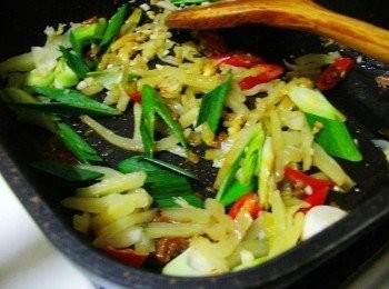 step3: 接著加入一部份蒜苗ˊ辣椒ˊ酸菜ˊ蒜末拌炒出香氣