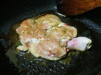 step2: 料理前取出ˊ拿掉迷迭香ˊ鍋內不放油ˊ直接將雞皮面朝下ˊ 用中小火慢慢將雞皮油脂逼出ˊ最少約5~6分鐘