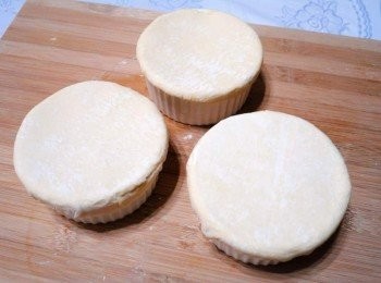 step6: 然後將酥皮一一覆蓋於步驟4上(邊緣記得略為壓緊) 然後送入已經事先預熱好的烤箱ˊ180度c烤約15分鐘ˊ 至酥皮金黃香酥即可。