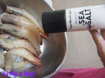 step3: 用海鹽及胡椒粉醃蝦大約半個鐘~