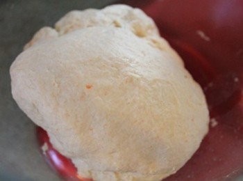 step2: 觀察麵糰的乾濕度, 再酌量加入10cc的紅蘿蔔汁調整, 至麵糰揉合成光滑表面