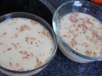 step4: 蜜柑皮從奶酪漿撈起後, 把奶酪漿倒入容器之, 放入冰箱冷藏至奶酪凝固即可食用