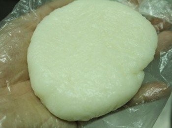 step3: 2-3分鐘後, 白飯搓揉成麻糬糰狀