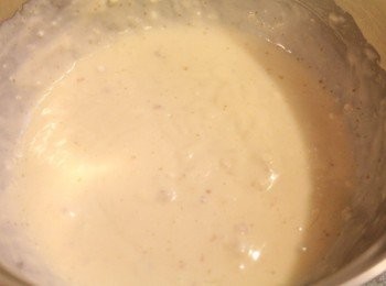 step3: 麵糊靜置10分鐘, 待所有材料融合, 空氣會浮出表面, 再稍微攪拌即可使用