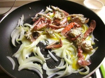 step4: 起油鍋爆香蒜頭末.洋蔥,打入雞蛋後加入螃蟹拌炒