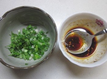 step2: 在電鍋蒸的同時來調醬汁,取碗將紅油(辣油)3大匙.醬油1大匙.醋少許,糖1.5小匙拌勻至糖溶化備用,香菜和青蔥切末備用