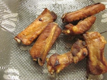 step2: 豬排骨用2大匙的味全淬釀醬油露醃半小時,之後放鍋中炸至金黃色撈出備用(請小心<span class="group_1">食材</span>剛放會油爆,醃豬排骨用的味全淬釀醬油露留著待會會用到)