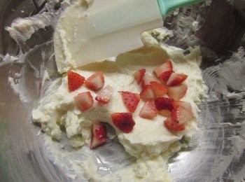 step8: 作法7.加入草莓丁拌勻