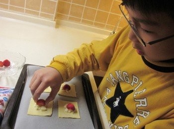 step5: 再放上半顆草莓