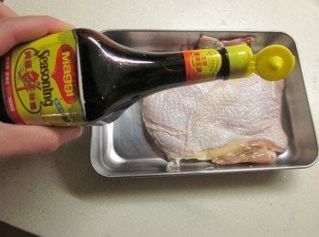 step2: 雞腿排兩面先用<span class="group_2">醃料</span>醃10分鐘