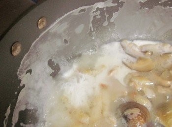 step4: 加入約6~8碗的水或雞湯及蛤蜊,同時將<span class="group_2">粉漿</span>沿鍋邊淋上