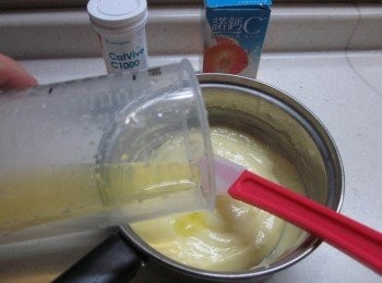 step5: 作法3.降温至40度以下後加入作法4.拌勻即可,最後加少許的檸檬皮屑提香,完成的卡士達醬不論是泡芙.手指餅乾或做塔都是非常萬用的內餡哦