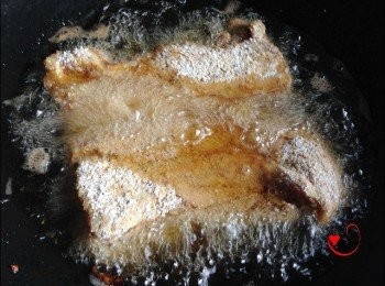 step3: 放入中高溫油鍋中炸至表面定型後,,轉中小火,蓋鍋蓋炸至熟(約5~6分鐘,依肉的厚度決定時間),最後用大火逼油