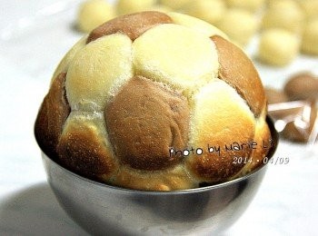 step8: 開模的時候哥哥正巧走進廚房
我們幾乎是同時尖叫的
哥哥興奮的嚷著：
『是足球耶，好可愛喔！』
『媽，這個可以拿來踢嗎？』

這實在是太可愛了
萬萬沒想到我的方法居然成功了
真是太開心了~