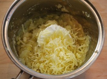 step3: 拌入希臘優格、切達起司及鮮奶，調整至喜歡的鹹度及濕度後保溫備用