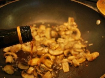 step5: 加入馬沙拉酒將鍋底焦黃刮起(deglaze)，煮至酒精揮發，醬汁濃縮