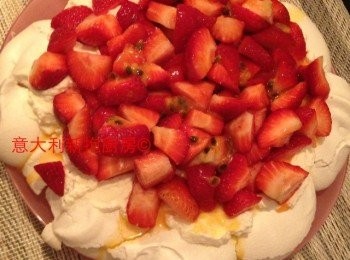 step4: Pavlova:
1. Cream 打至完全企身,  放在meringue法國蛋白餅上。
2. 士多啤梨切粒, raspberry放cream上。
3. 熱情果passion fruit幾個, (視乎大小)開邊, 汁連果肉倒在士多啤梨& raspberry上，組合完成。