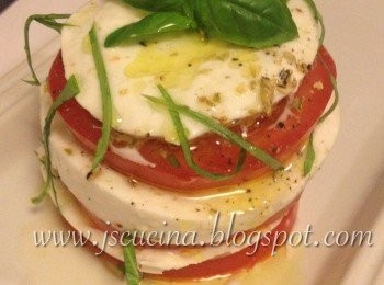 step4: 一片蕃茄，一片水牛芝士，逐片疊起，疊了6層，放上已切絲甜蘿勒，原片甜蘿勒，完成。Che Buona！