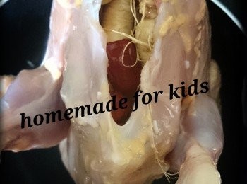 step3: 3. 糯 米 、 栗 子 、 紅 棗 及 人 參 塞 入 雞 腔 內 。 用 牙 籤 串 合 。